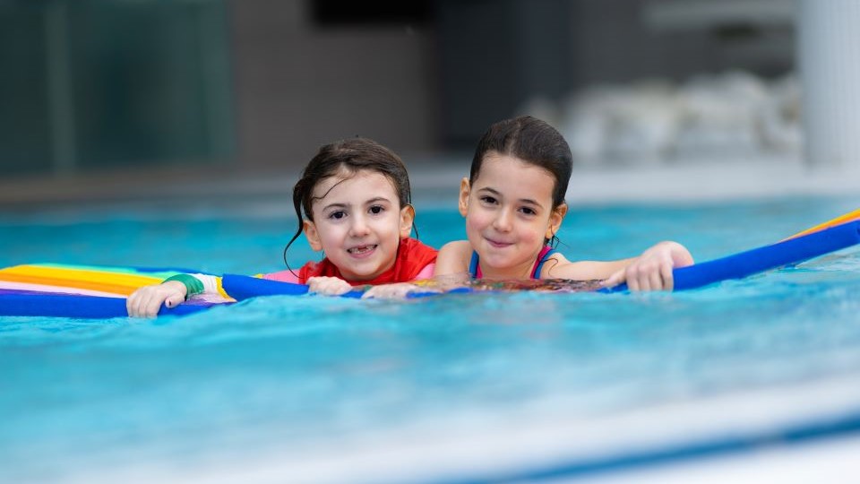 Neue Kleinkindschwimmgruppe mit Eltern